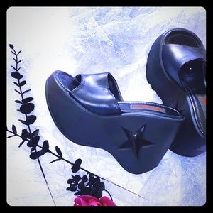 Demonia Platform Sandal 🌹